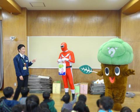 ごみと資源をわけるンジャー実施写真