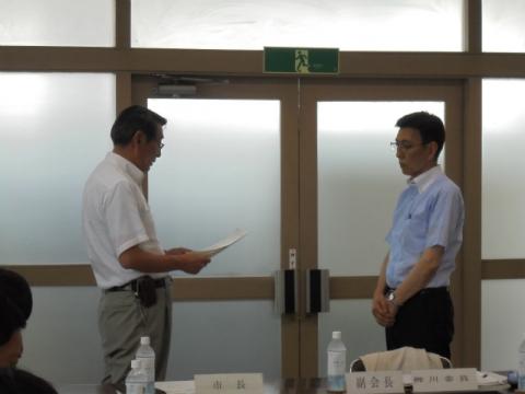 市長から同審議会への諮問の様子