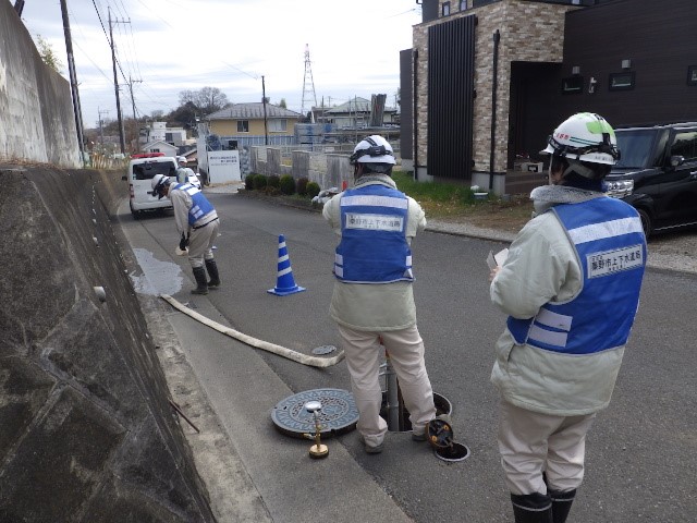 両市職員が合同で操作確認や測定を行う様子