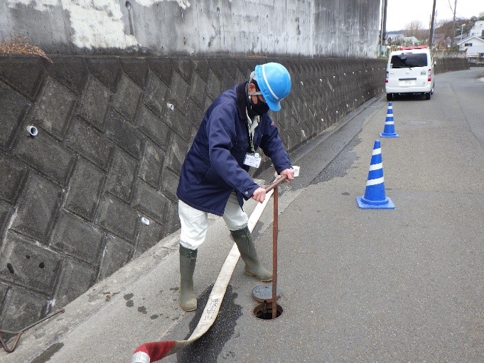 両市職員が合同で操作確認や測定を行う様子（2）
