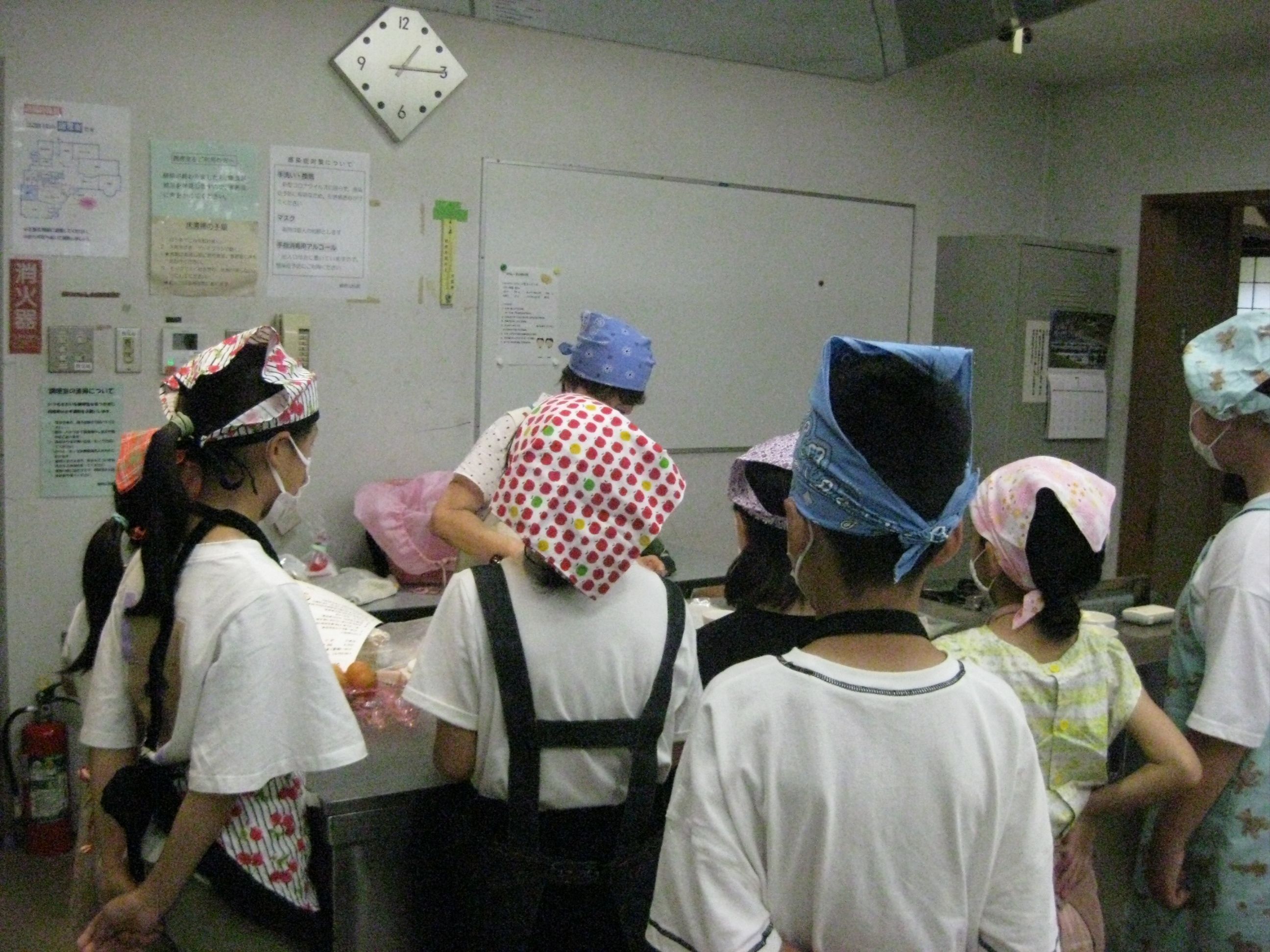 子供たちが料理している