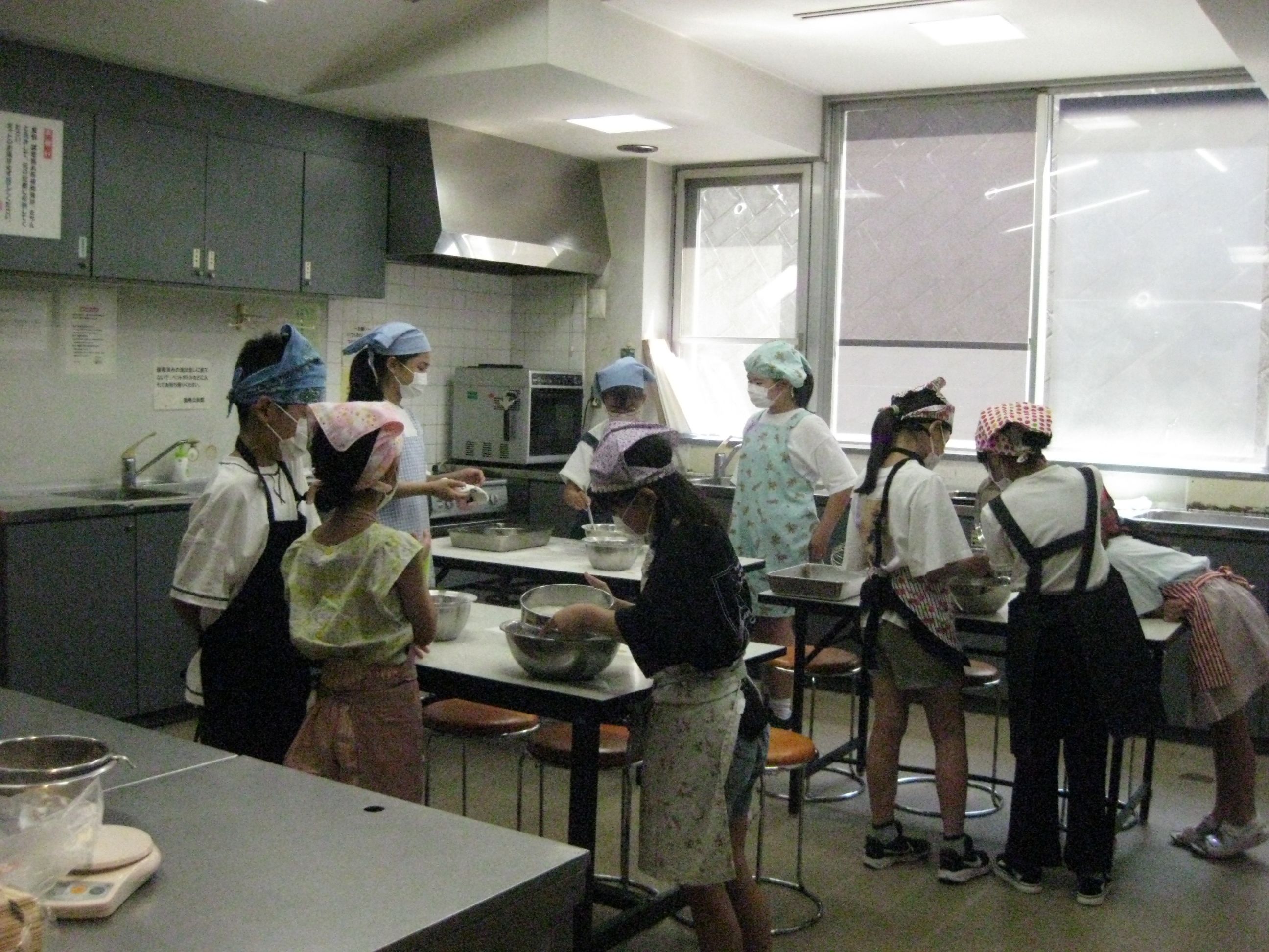 子供たちが料理している