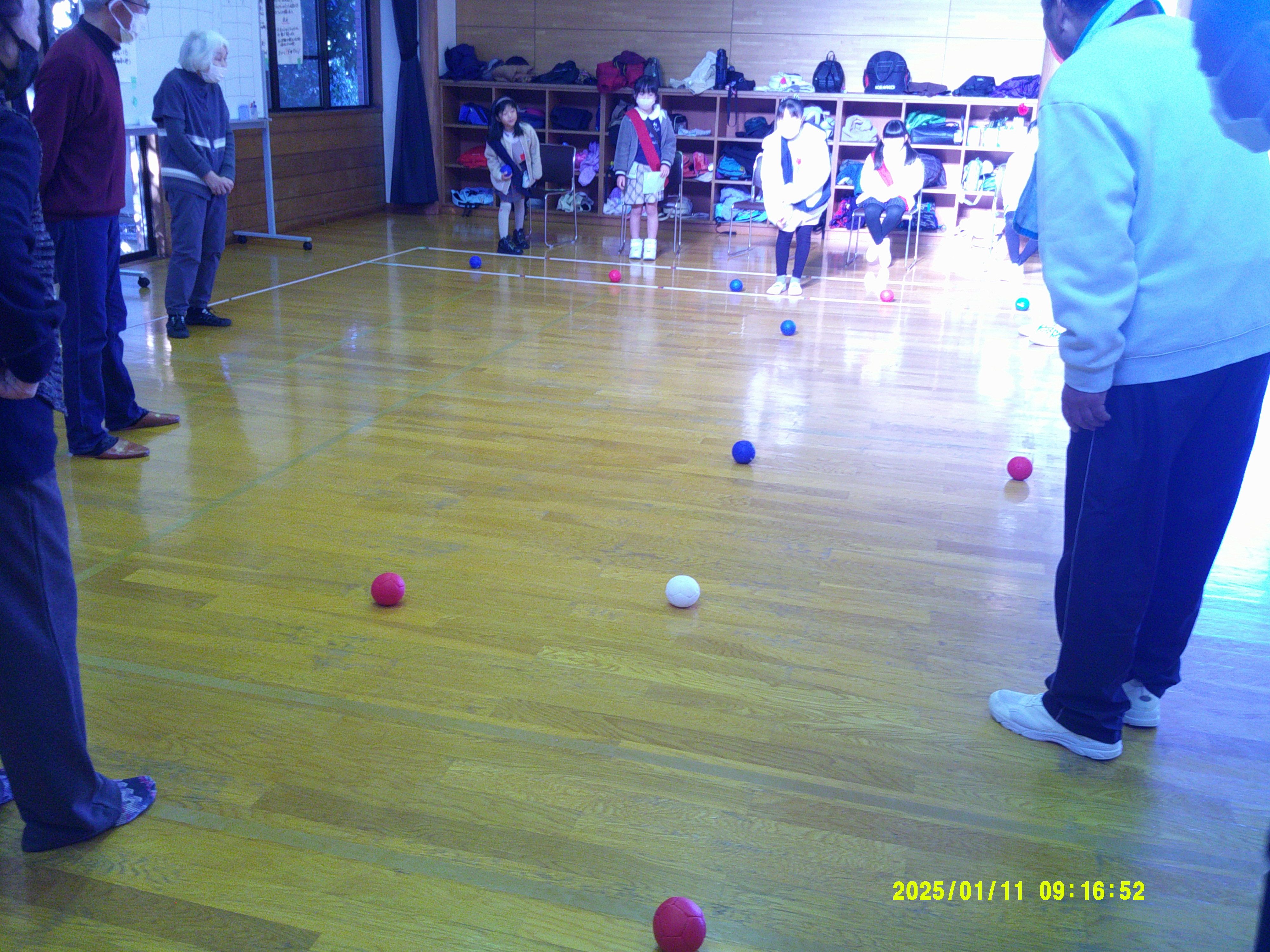 ゲームをする子供たちの写真