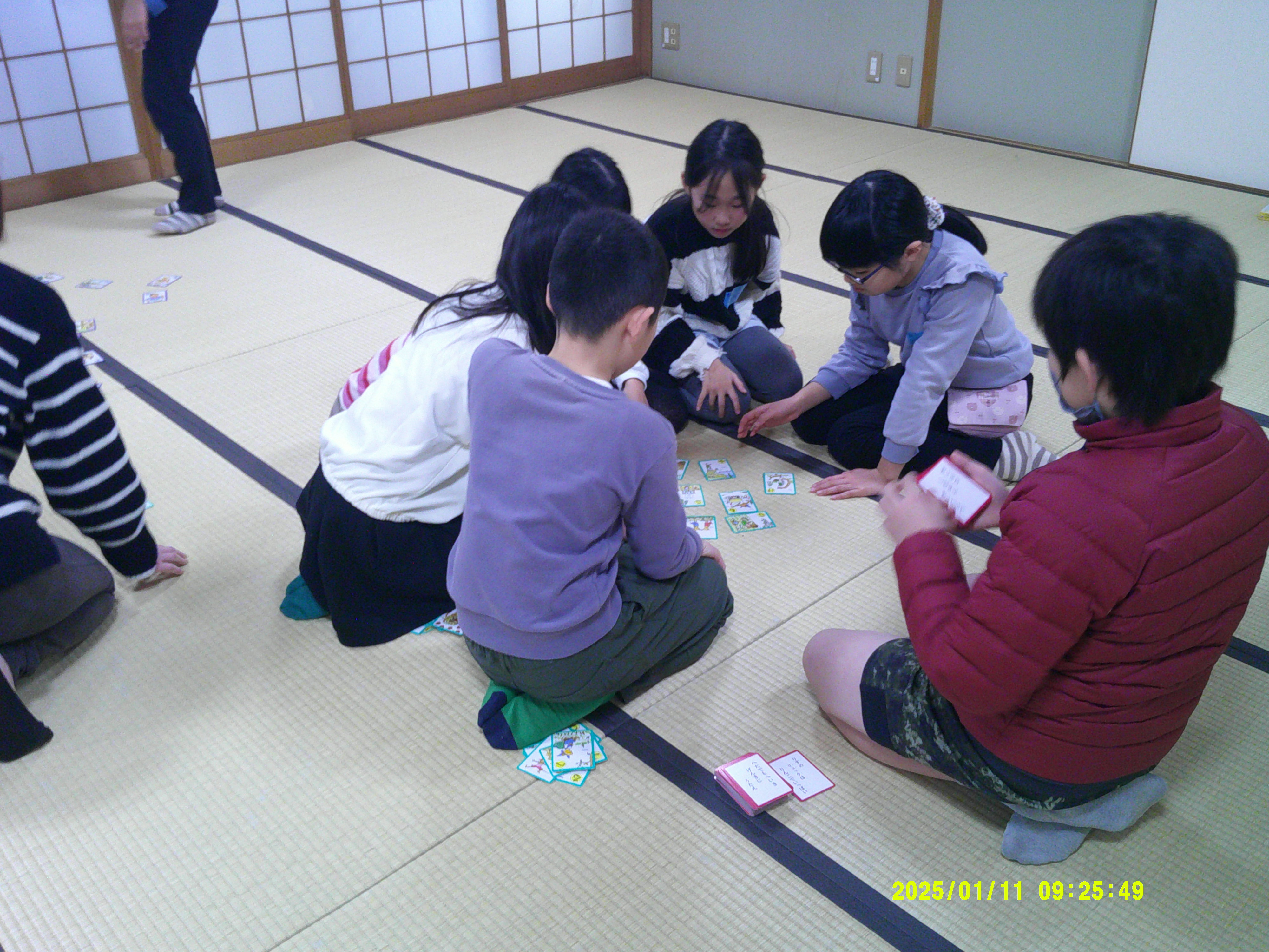 かるたをする子供たちの写真