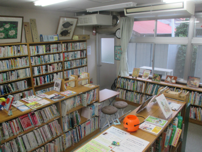 写真：図書室の紹介１