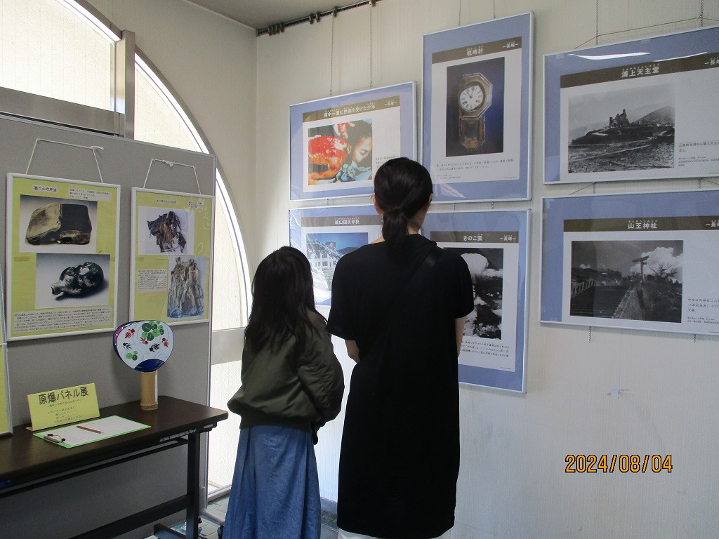 親子の展示見学の様子