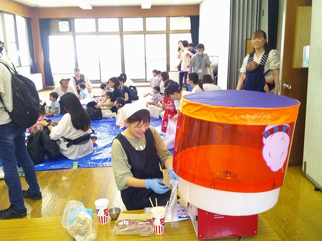 綿菓子を作っています