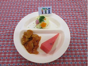 幼児のメニュー（例：山の日のメニューから～鶏肉のケチャップ煮・スイカ・丹沢山盛りポテトサラダ）