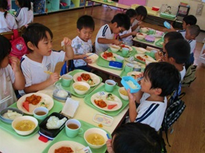 山の日の給食風景