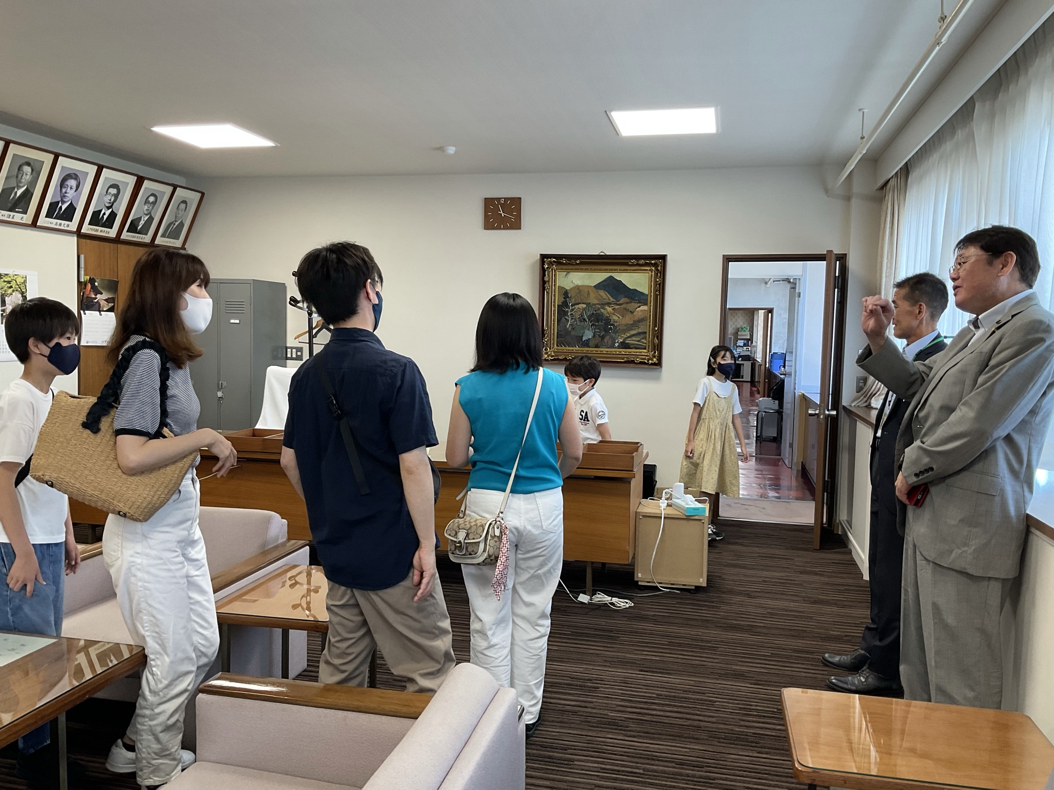 正副議長室を見学している写真