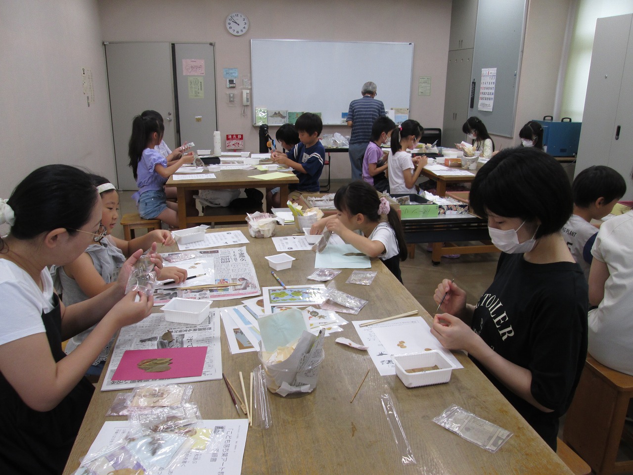 写真：子供落ち葉貼り絵教室