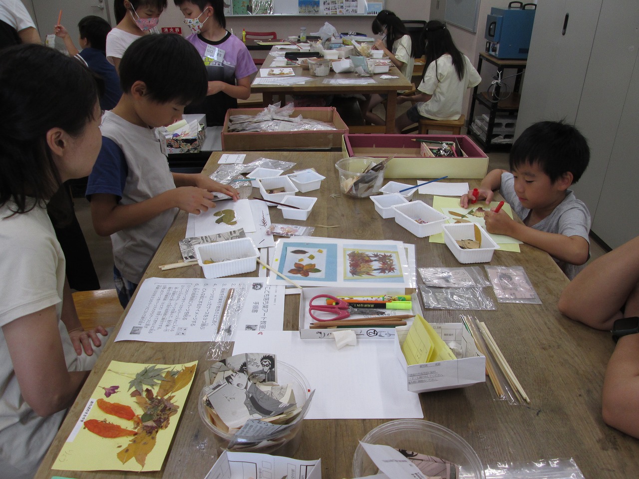 写真：子供落ち葉貼り絵教室