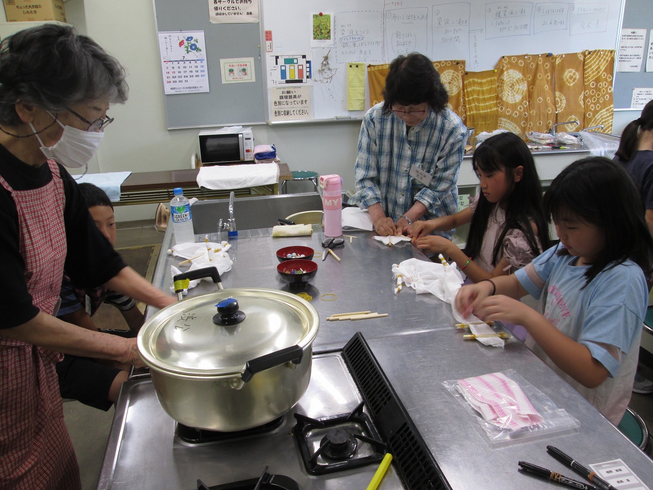 写真：小学生の草木染め教室