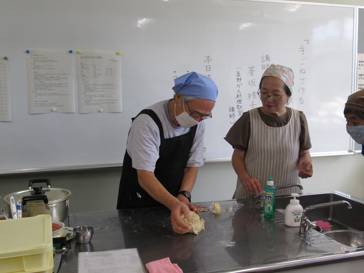 写真：手ごねで作るパン教室