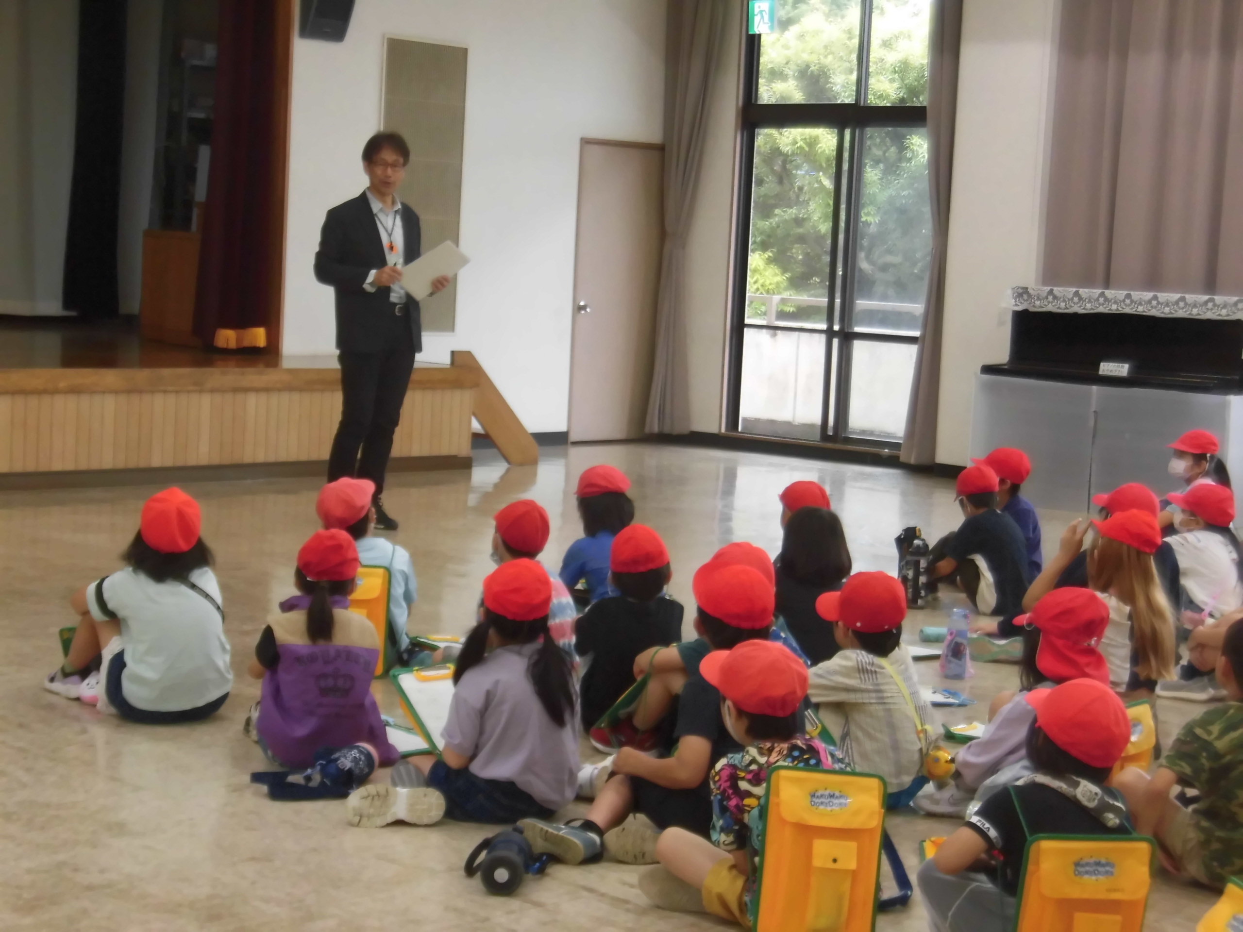 写真：館長の話を聞く児童