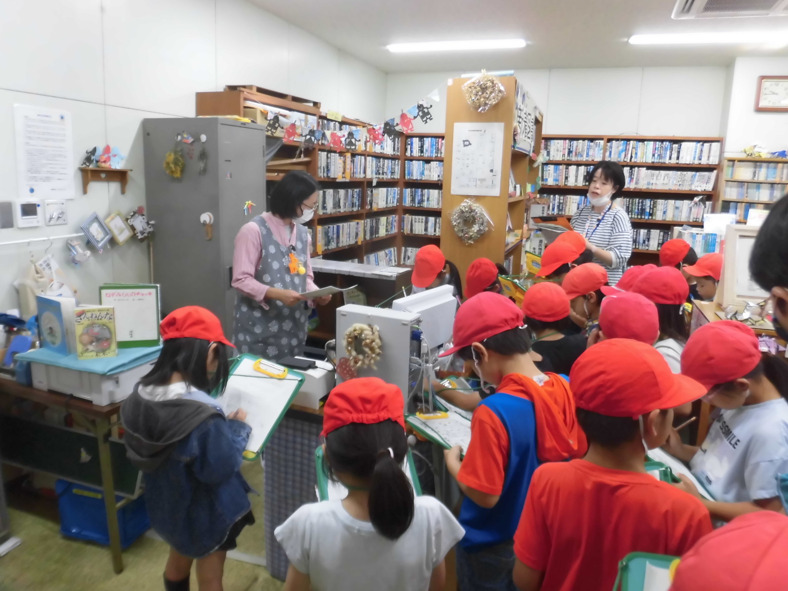 写真：図書職員の説明をきく様子
