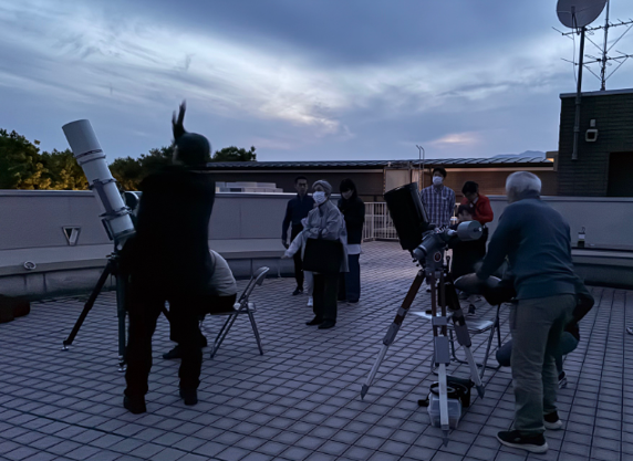 望遠鏡で星空観察の様子