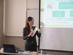 アロマテラピー講座の様子「説明する講師」の写真