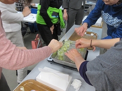 アロマテラピー講座の様子「蜜蝋を温める」の写真