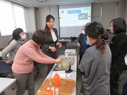 アロマテラピー講座の様子「香水作成のポイントを聞く」の写真