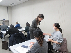 アロマテラピー講座の様子「香水のレシピのアドバイスをもらう様子」の写真
