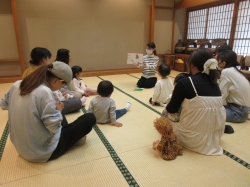 絵本の読み聞かせを聴く参加者の様子