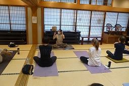 ヨガでの呼吸の説明の様子