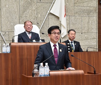 令和2年度施政方針を述べている様子