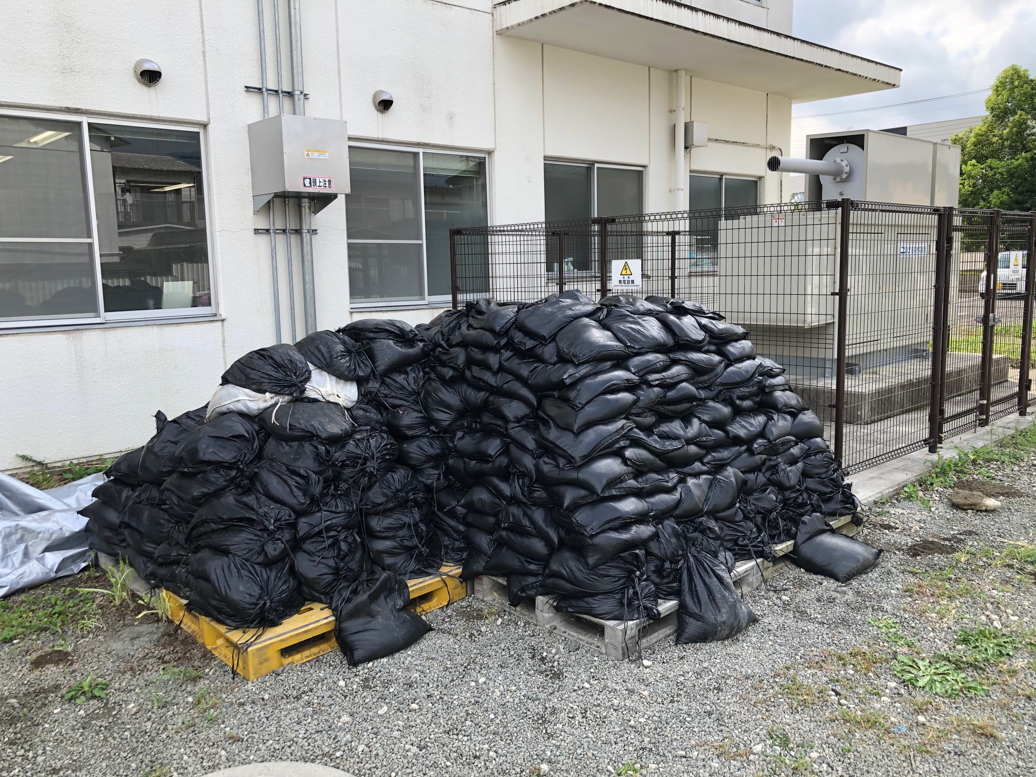 秦野市役所西庁舎北側の土のう