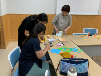 かざり作りボランティアのようす