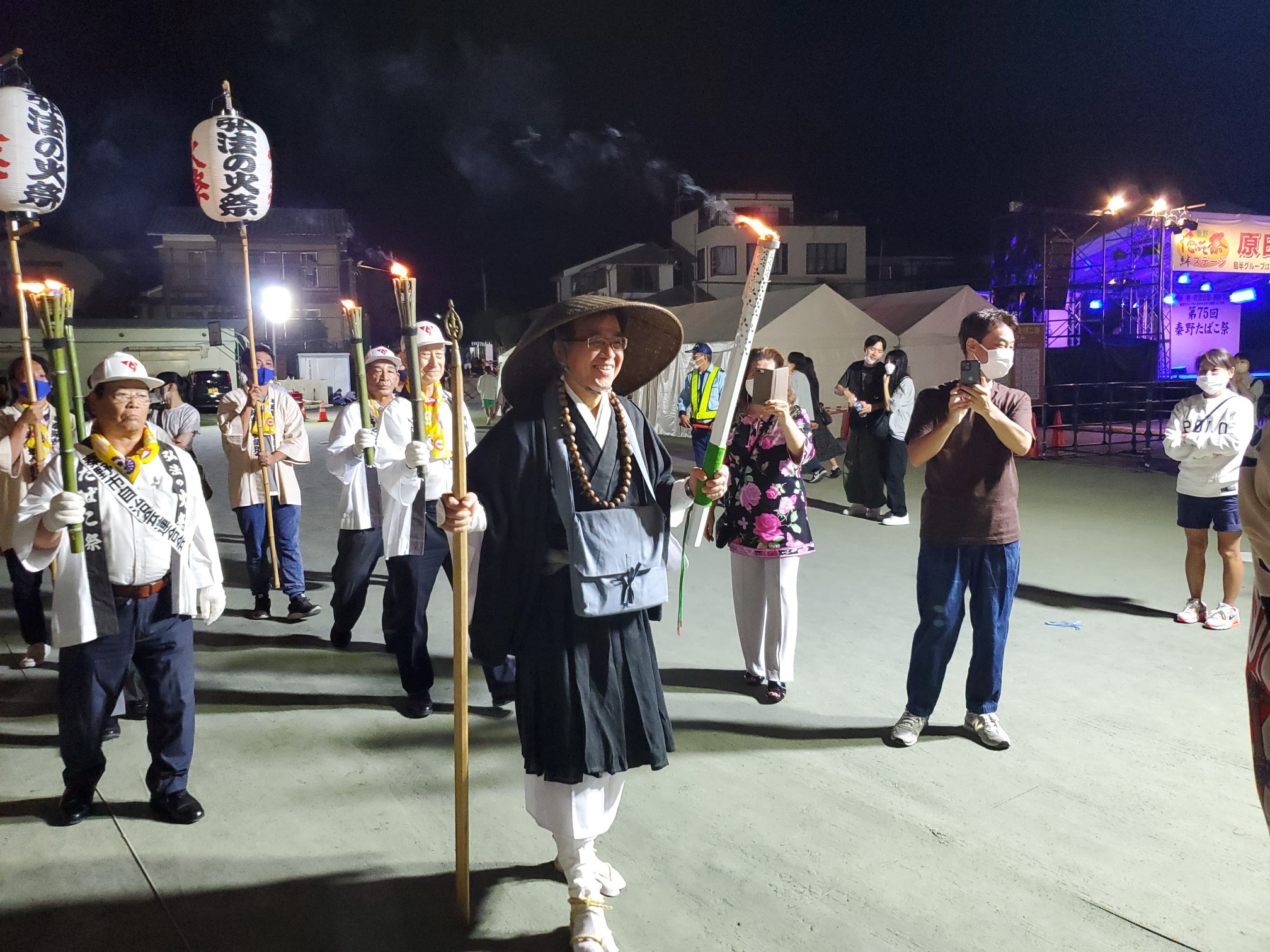 たばこ祭弘法の火祭写真