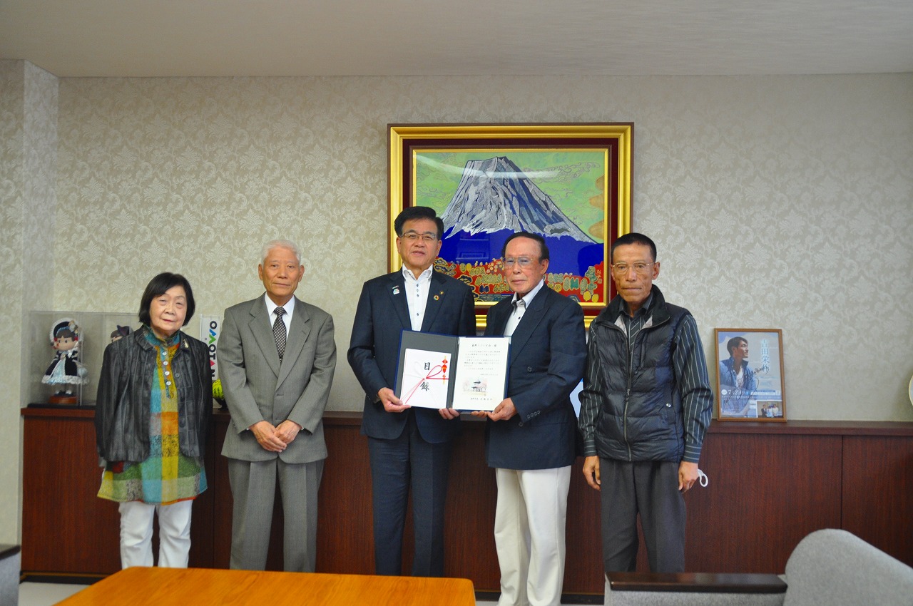 秦野うぐいす会から福祉への寄附受領