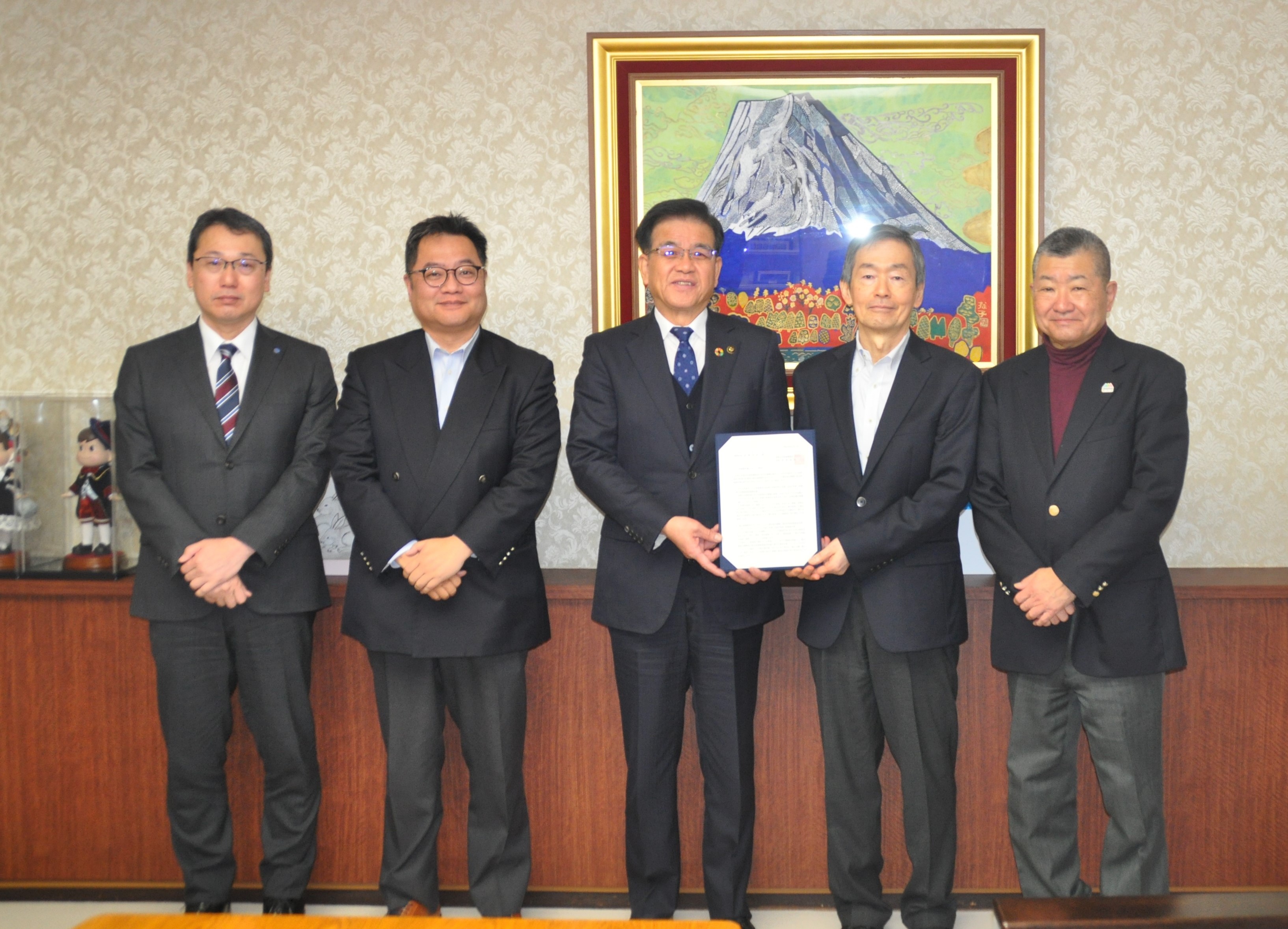 坂野会長（右から2人目）から報告書を受け取る市長