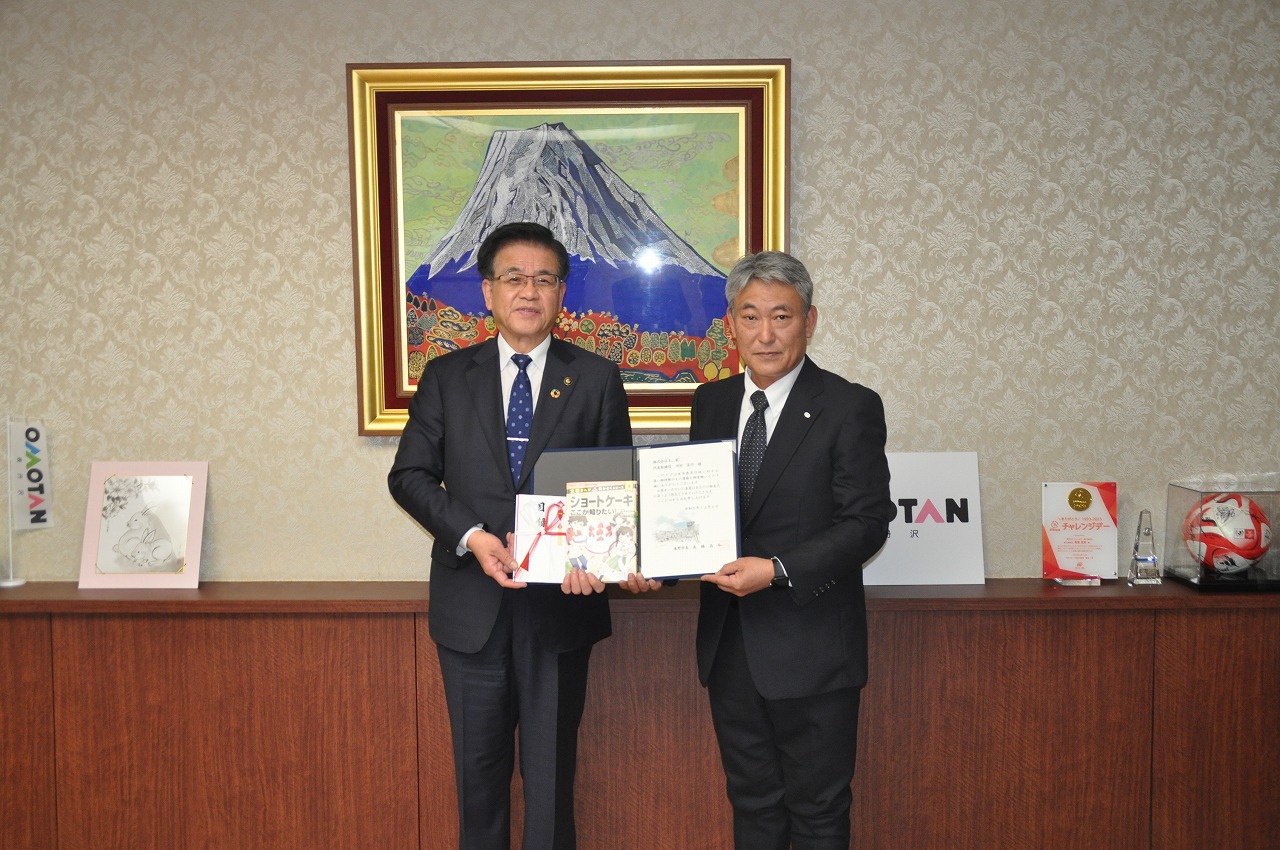 株式会社不二家秦野工場・菊池工場長らから図書の寄贈