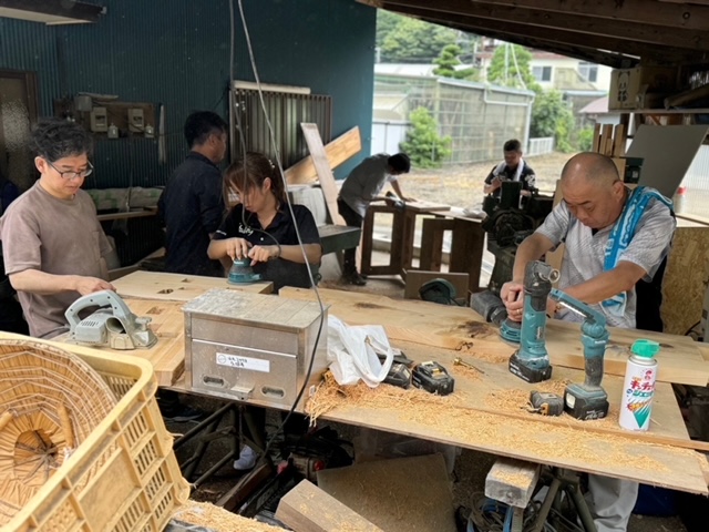 渋沢駅ベンチ製作の様子_１