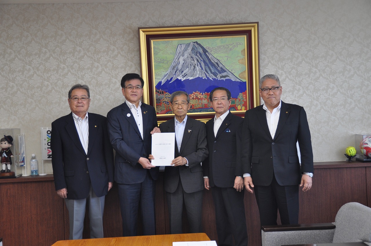 秦野商工会議所・佐野会頭らから提言書の受領