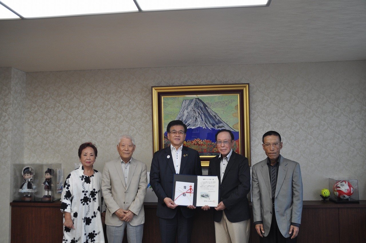 秦野うぐいす会・渡辺会長らから福祉への寄附受領