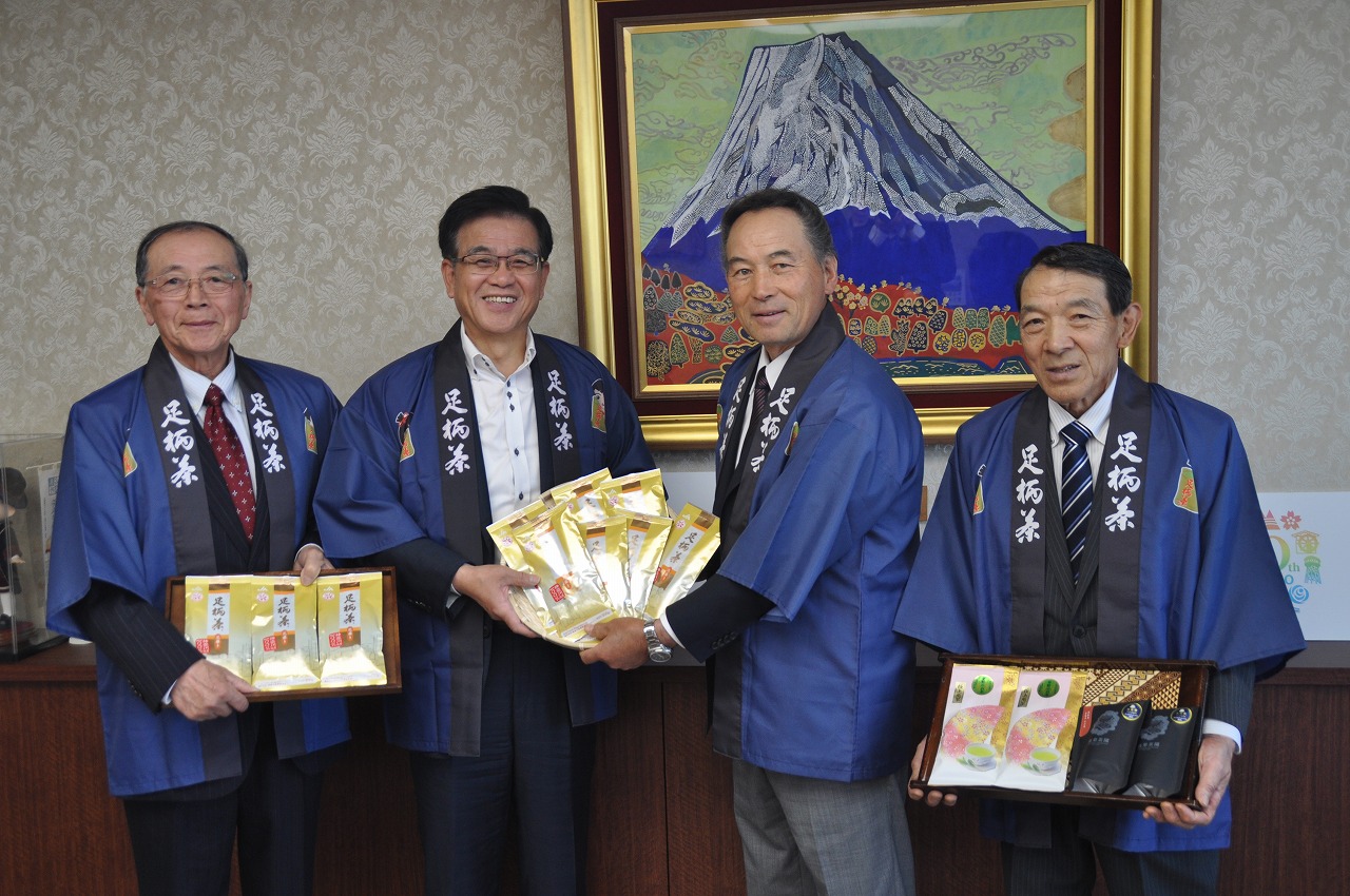 JAはだの茶業部・山口部長らから新茶の贈呈
