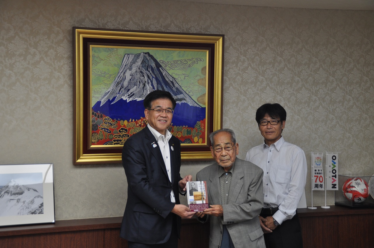 岩田俊一さんから図書の寄贈