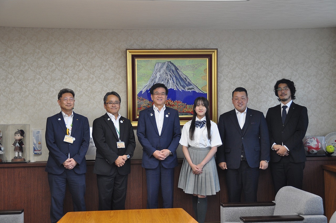 グローバルユース国連大使・伊東里菜さん、秦野青年会議所・守屋理事長ら