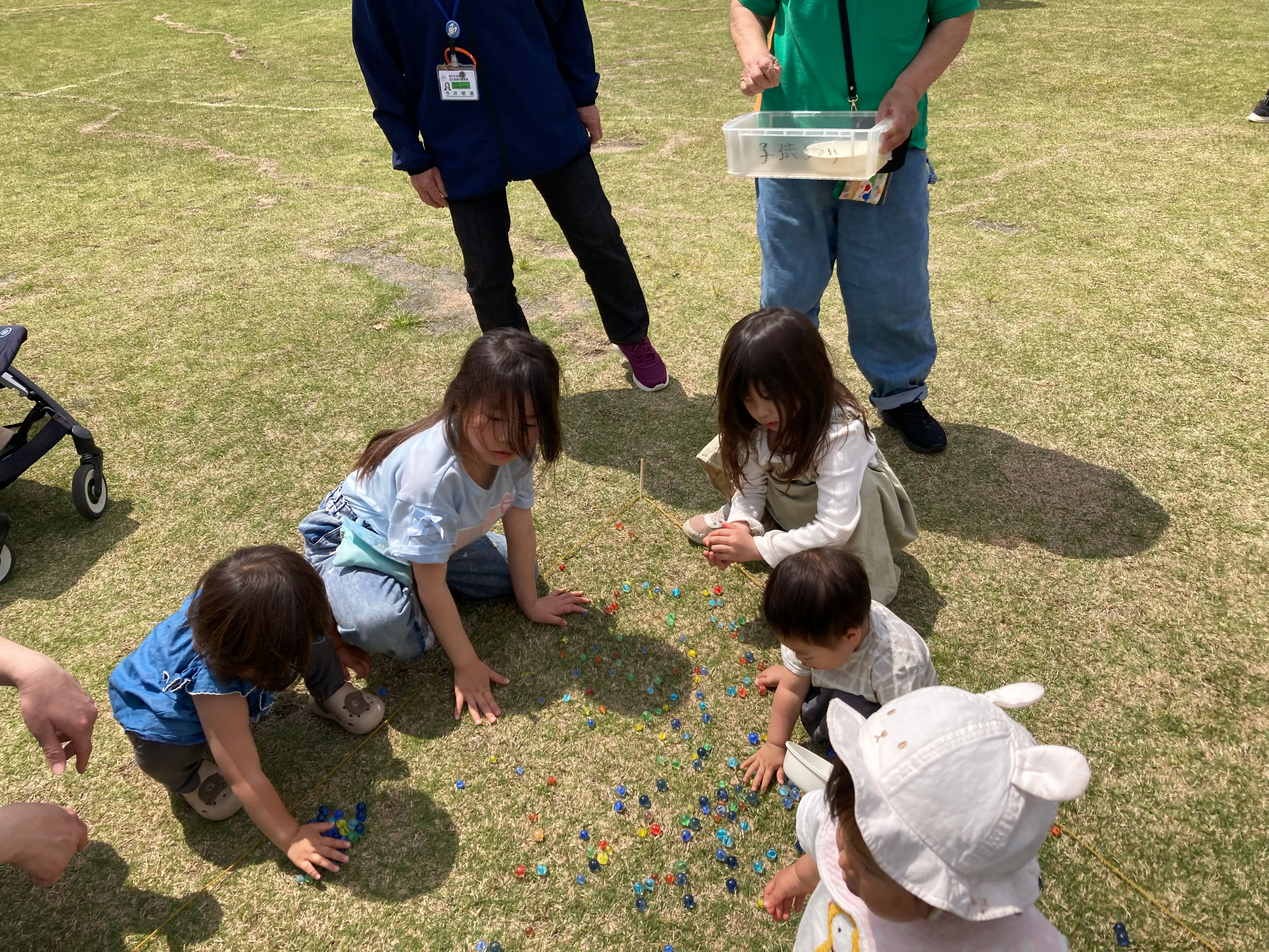 おはじきと子どもたち