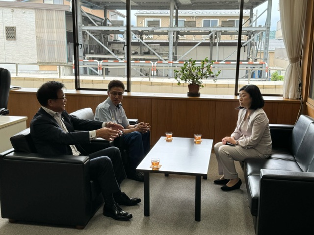 牧島かれん議員視察対応1