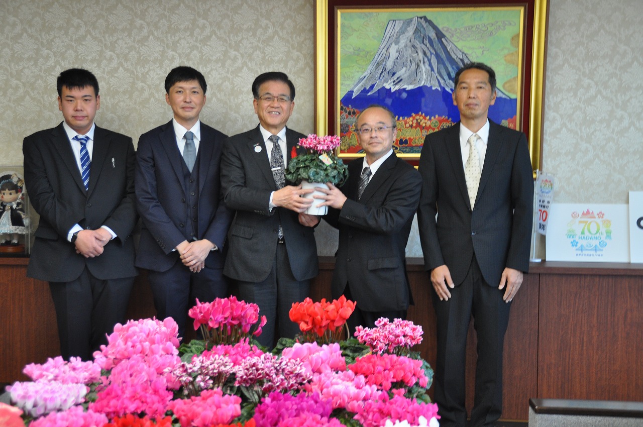 JAはだの花き部会鉢物部からシクラメンの贈呈