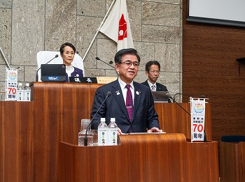 施政方針を表明する高橋市長