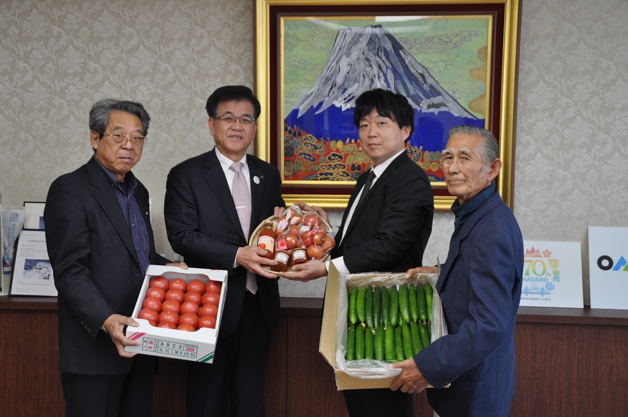 ジェイエーはだの野菜部会からトマトとキュウリの寄贈写真