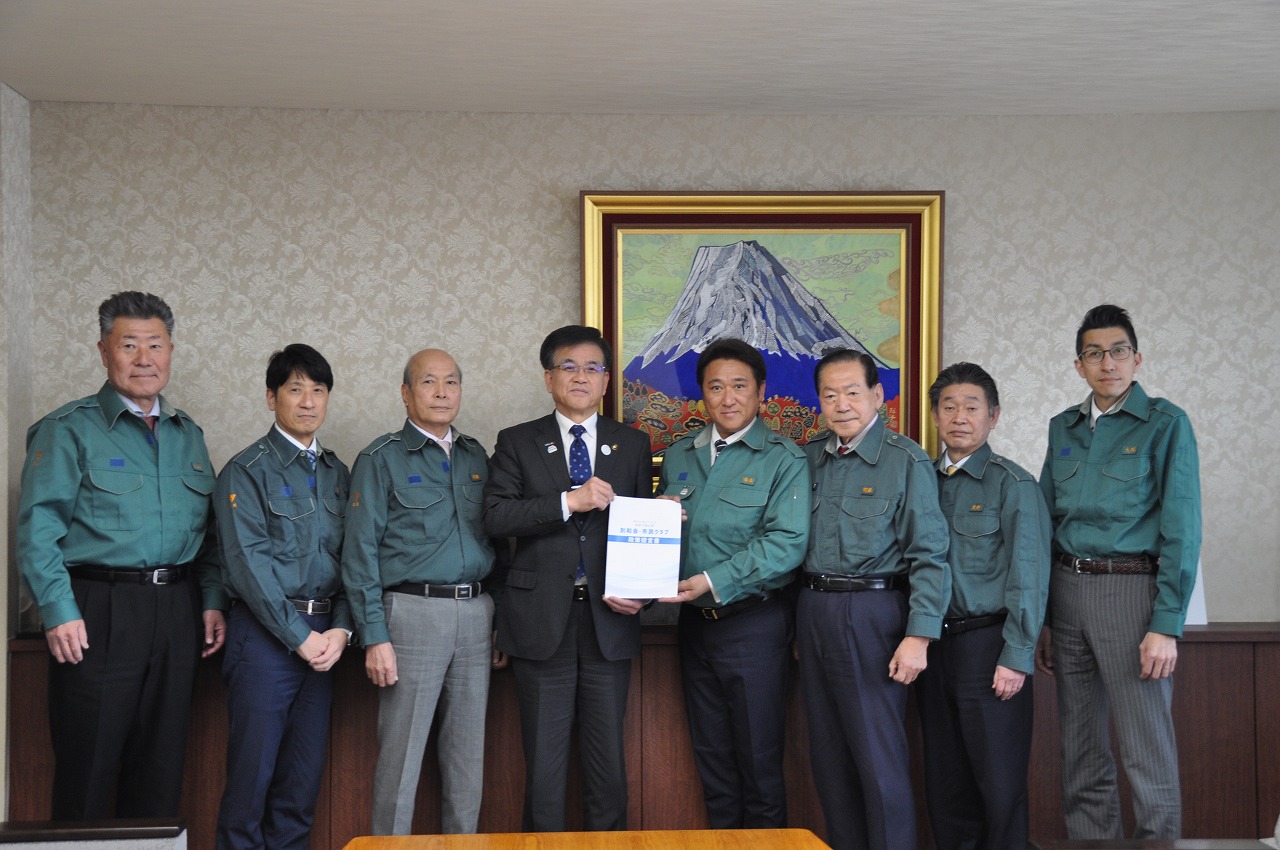 創和会市民クラブから提言書の受領写真