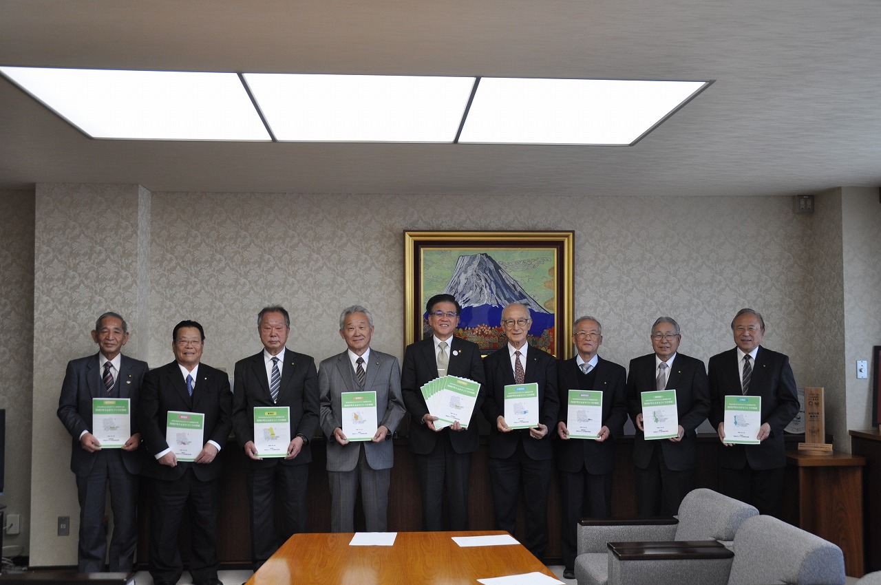 市内8地区まちづくり計画策定会議から計画案の受領写真