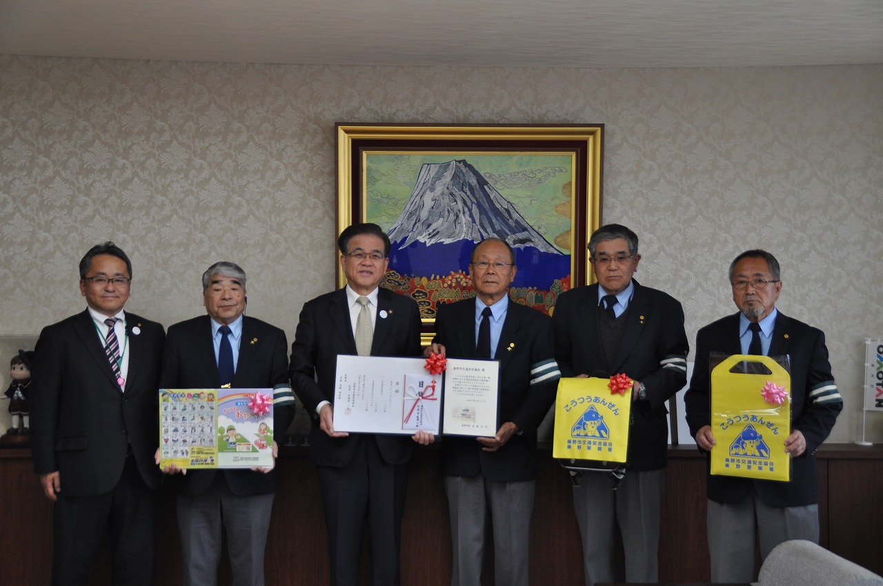 交通安全協会から啓発品の寄贈写真