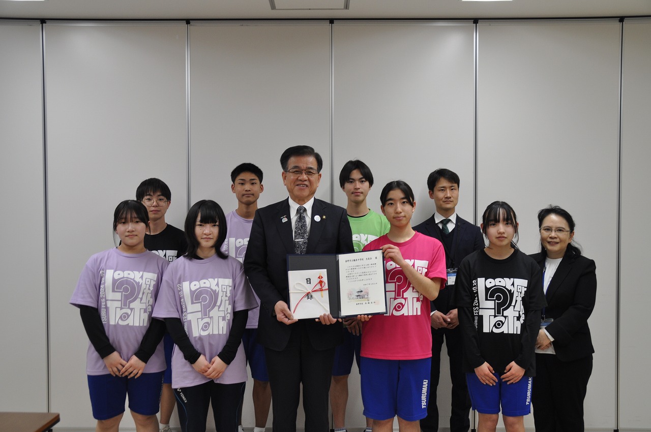 鶴巻中学校生徒会から福祉への寄附受領写真