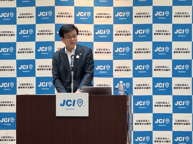 青年会議所例会での挨拶写真